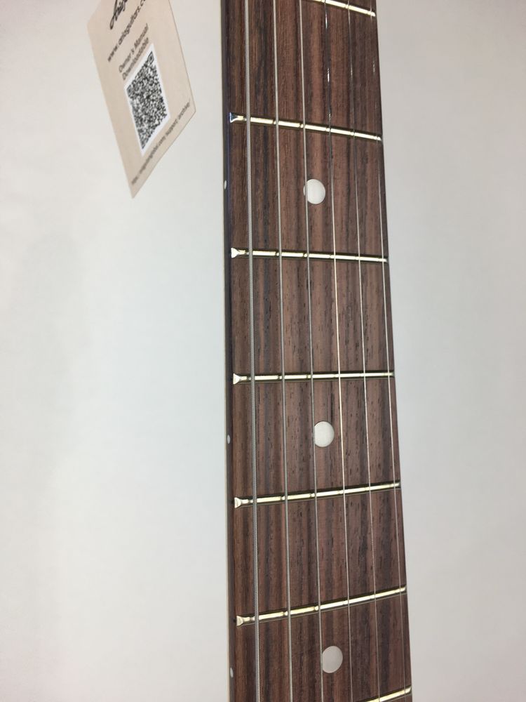 Biała gitara elektryczna typu Stratocaster Aria Pro II stg-004 Hss