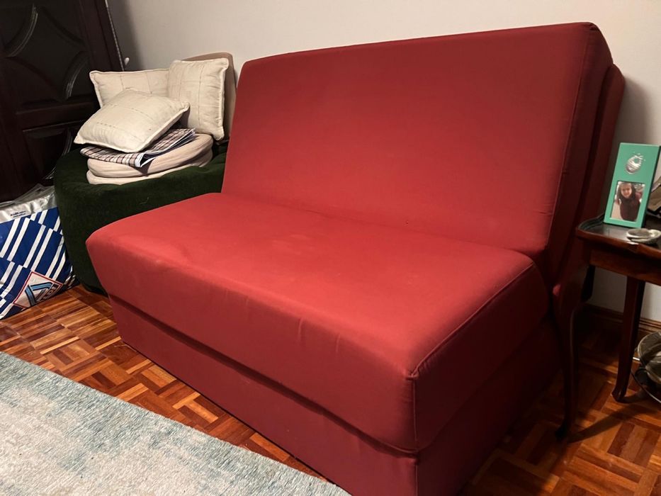 Sofa vermelho. Sofa cambalhota