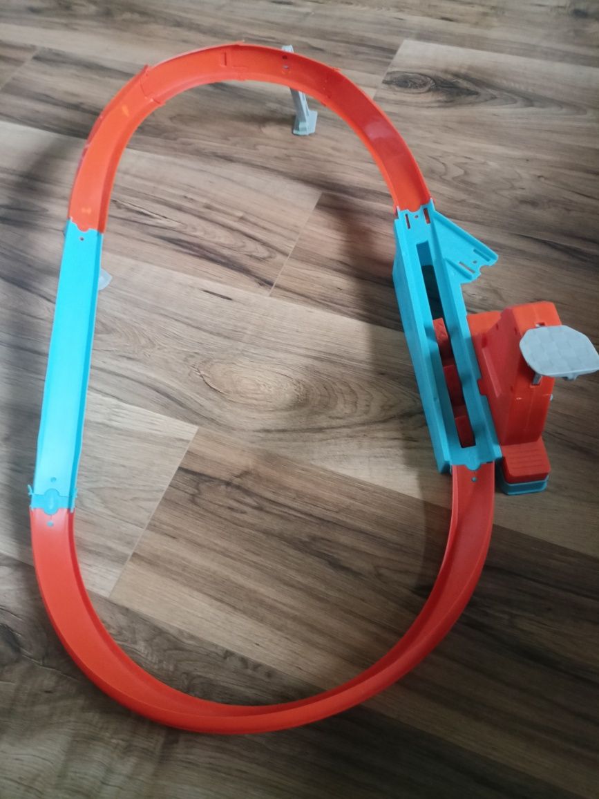 Tor hotwheels action speed boost pętla
