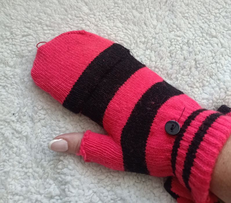 Nowe rękawiczki mitenki z klapką kolor malinowy z czarnym paskiem
