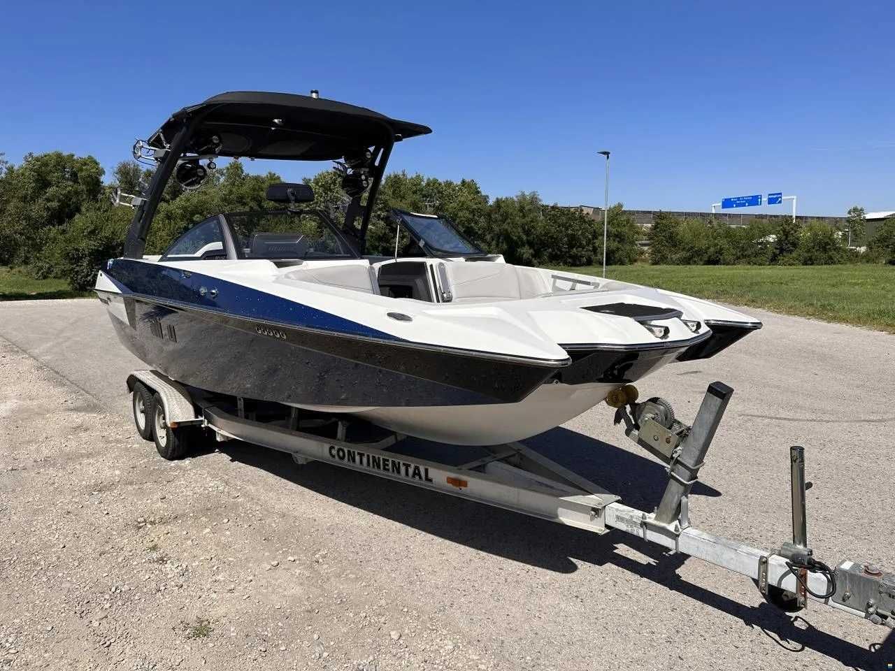 Malibu 22MXZ 2018 boat for wakeboarding and wakesurfing