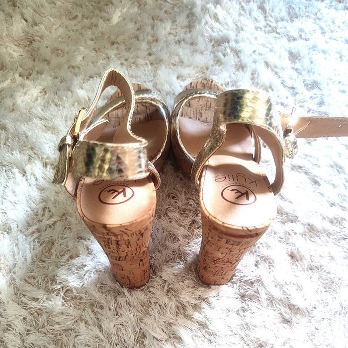 Sandálias Douradas Kylie Crazy – Tamanho 40 – Novas