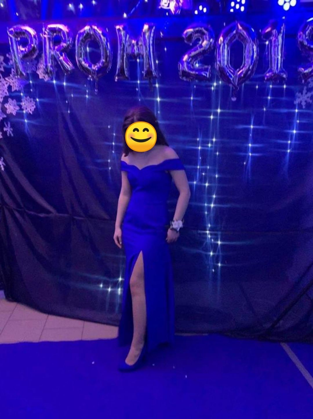 Długa niebieska suknia z wycięciem na nogę