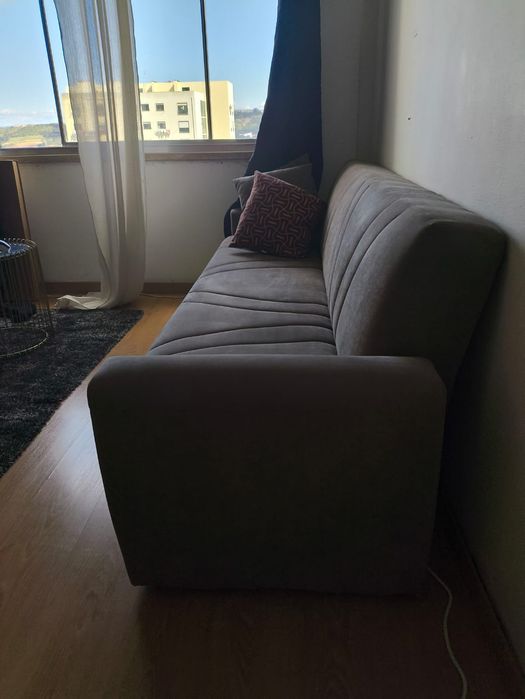 Sofá cama com espaço de arrumação