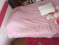Cama e mesa de cabeceira
