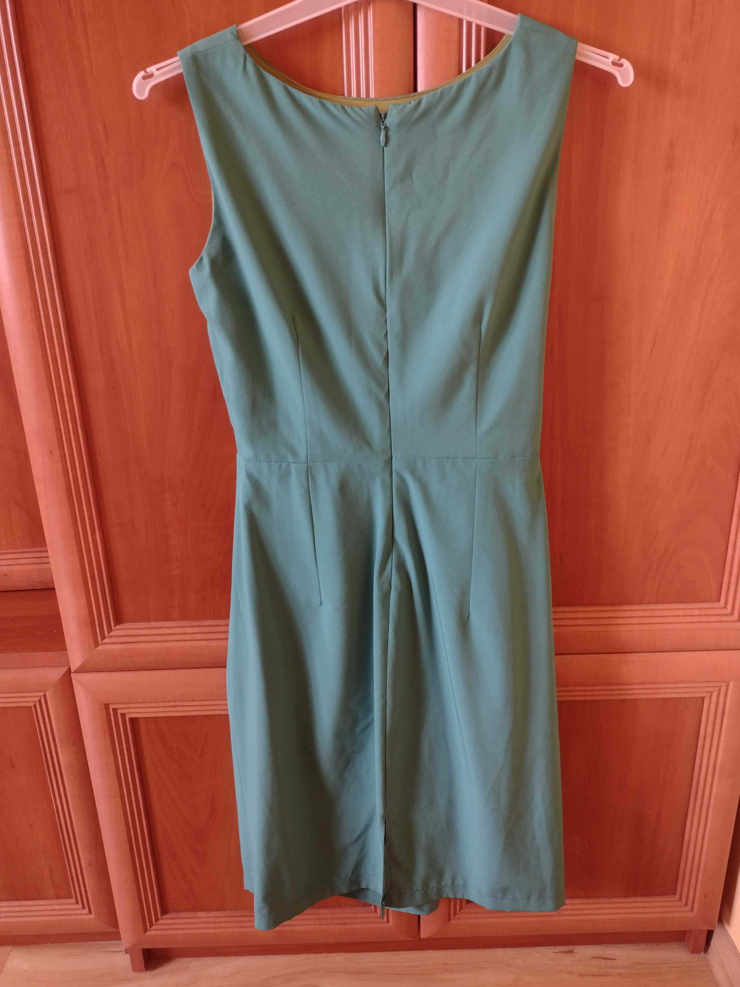 Zielona sukienka z marszczeniami
