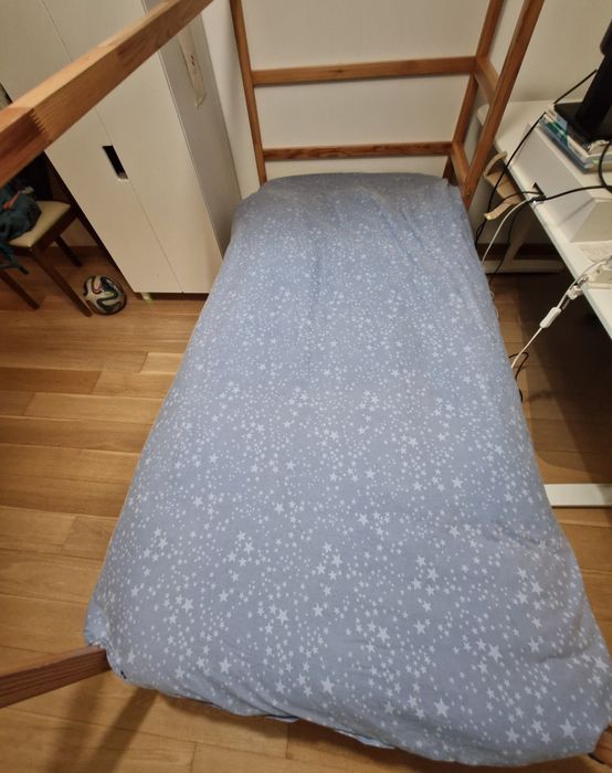 Cama reversível (Ikea, modelo Kura)