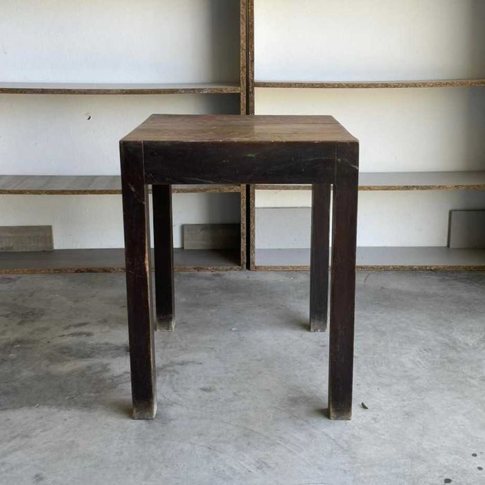 Mesa de apoio em madeira maciça.