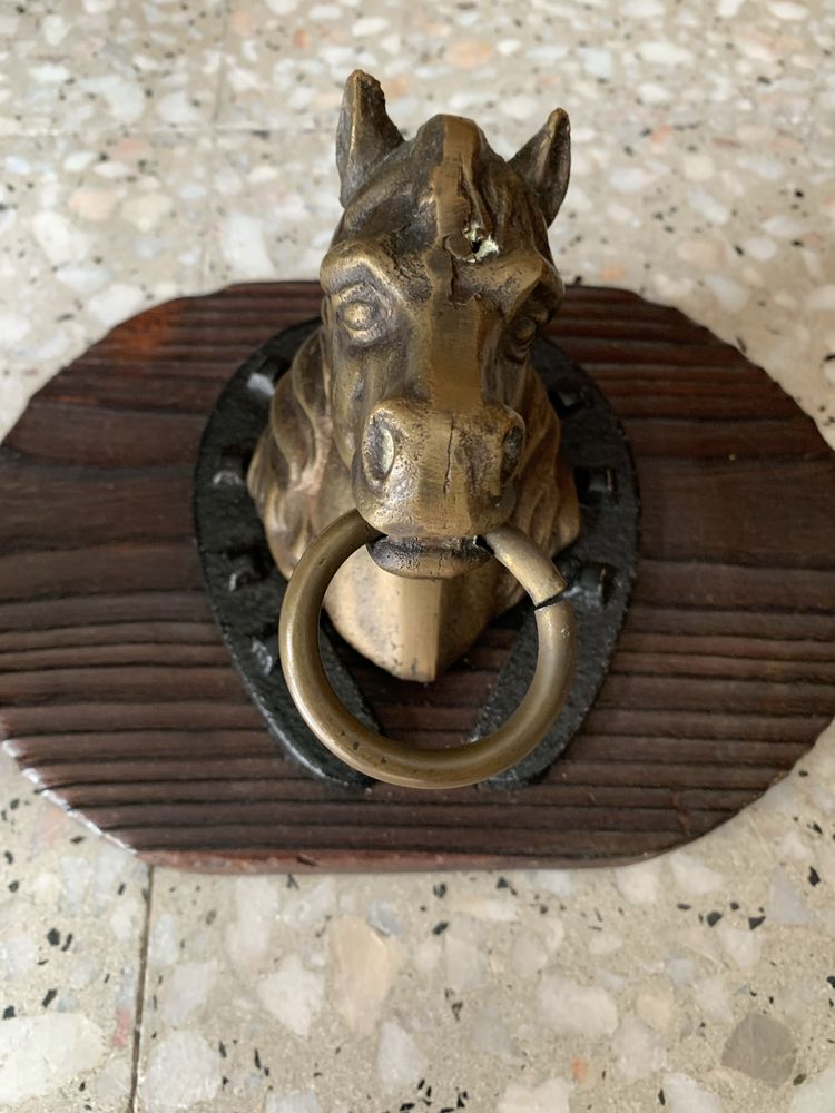 Cabeca de cavalo em latao com suporte de madeira para pendurar