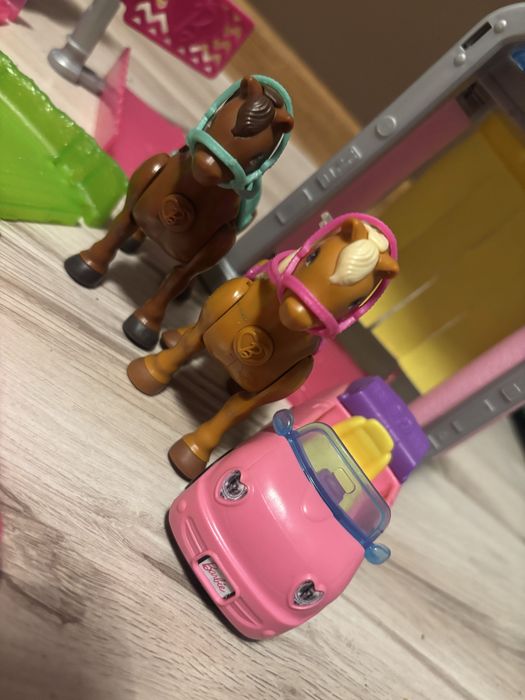 Barbie tor, uzywany z 3 lalkami i 3 autkami na zjdeciu są 4 zestawy .