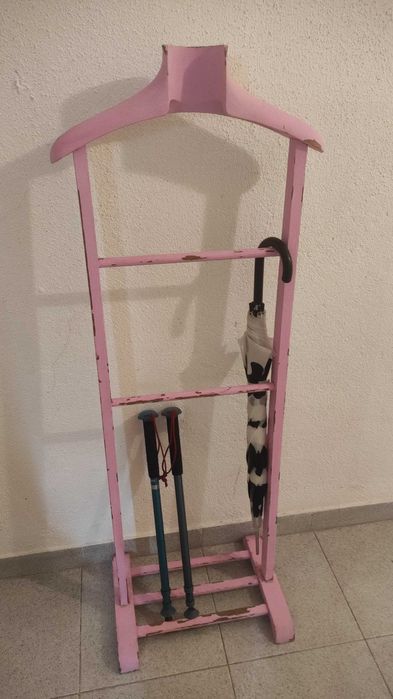 Cabide de roupa pintado de rosa
