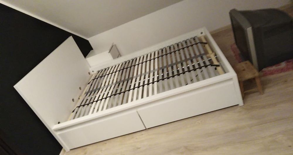 Składanie mebli z paczek