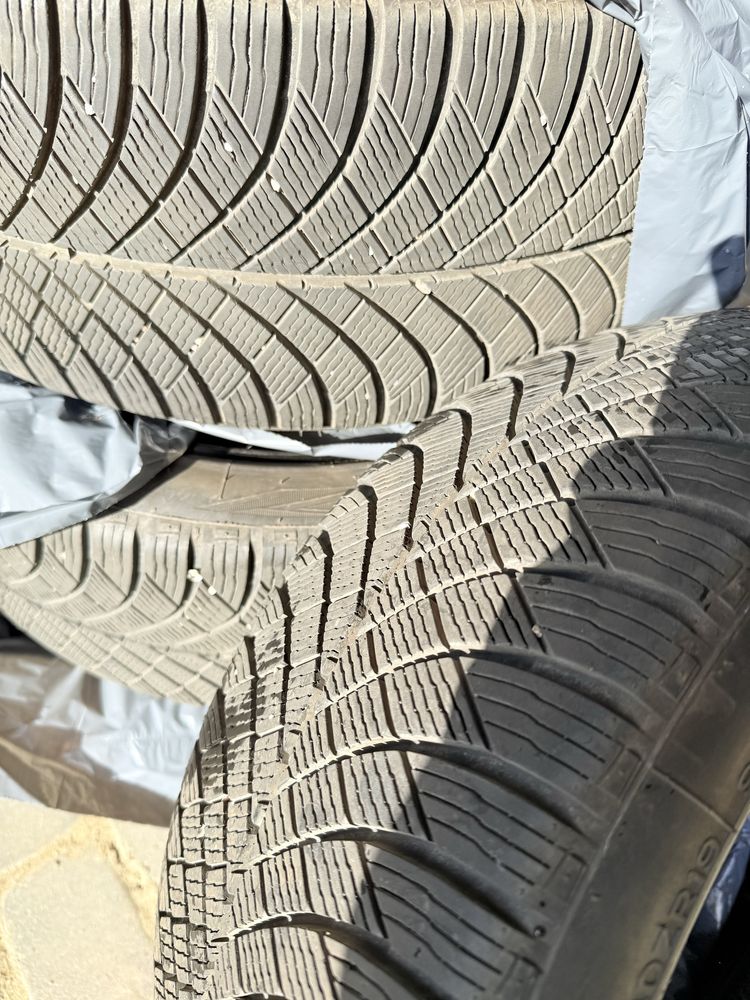 Opony wielosezonowe 235/40R19