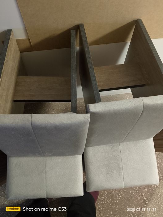 Табуретка з обтягнутим верхом