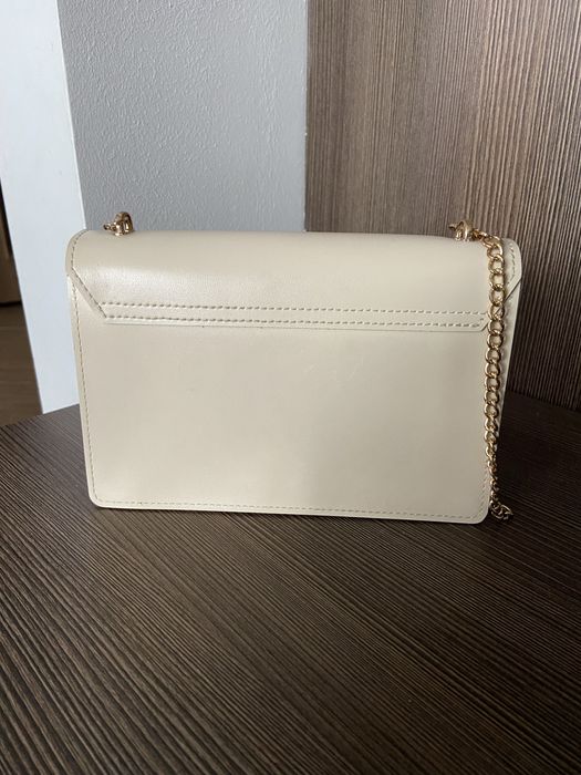 Маленька кремова сумка на ланцюжку