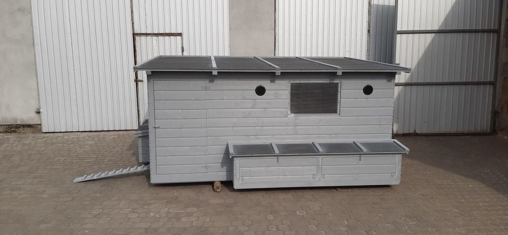 Kurnik kury z gniazdami bocznymi