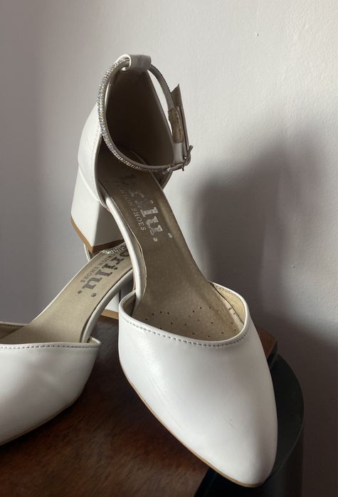 Buty slubne, biale z diamencikami, krysztalki, na pasku, skóra, brilu