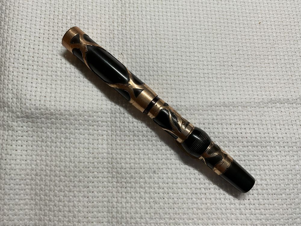 Caneta Conklin Crescent antiga com sobreposição em filigrana dourada