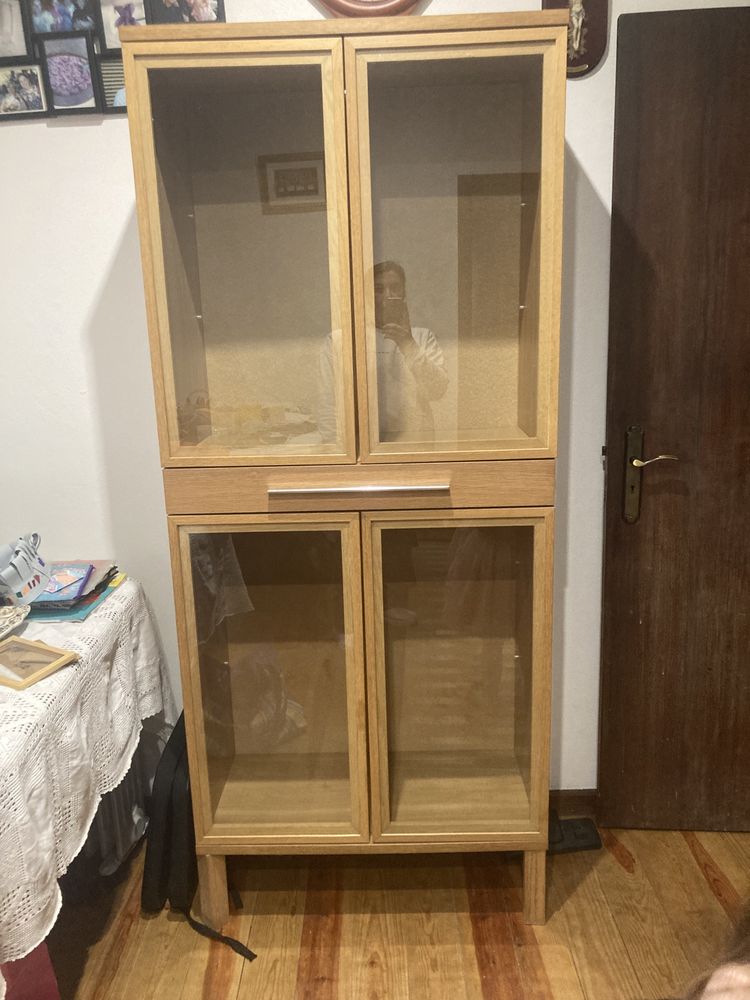 Movel de louça ikea com prateleiras em vidro