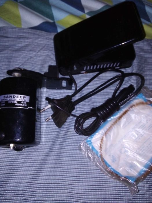 Двигун і педаль на швейну машину.