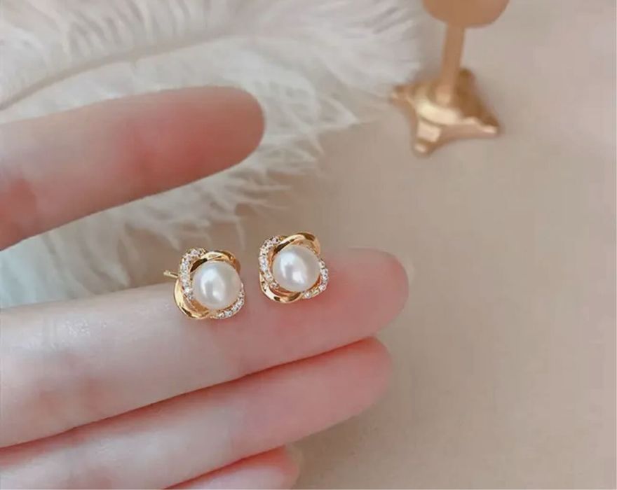 Brincos em prata dourada novos.