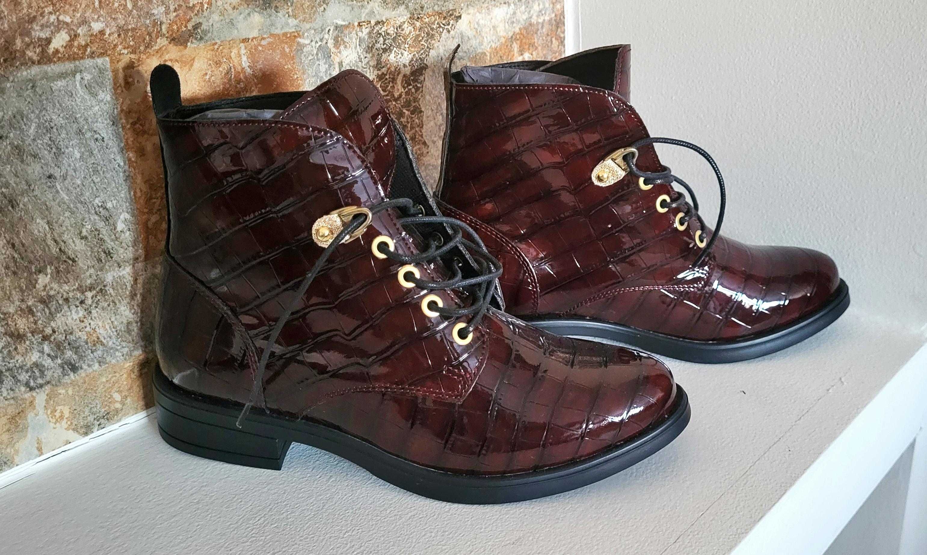 Botas de mulher NOVAS em pele