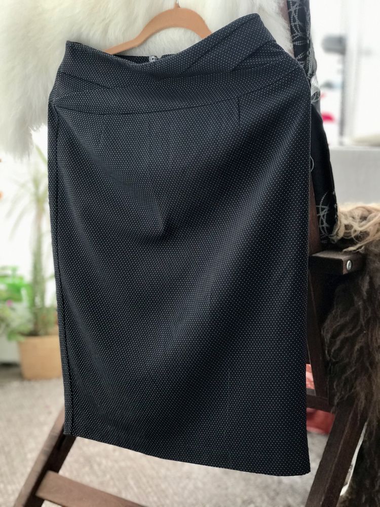 Czarna spódnica ołówkowa 10 M w drobne białe kropeczki Marks & Spencer