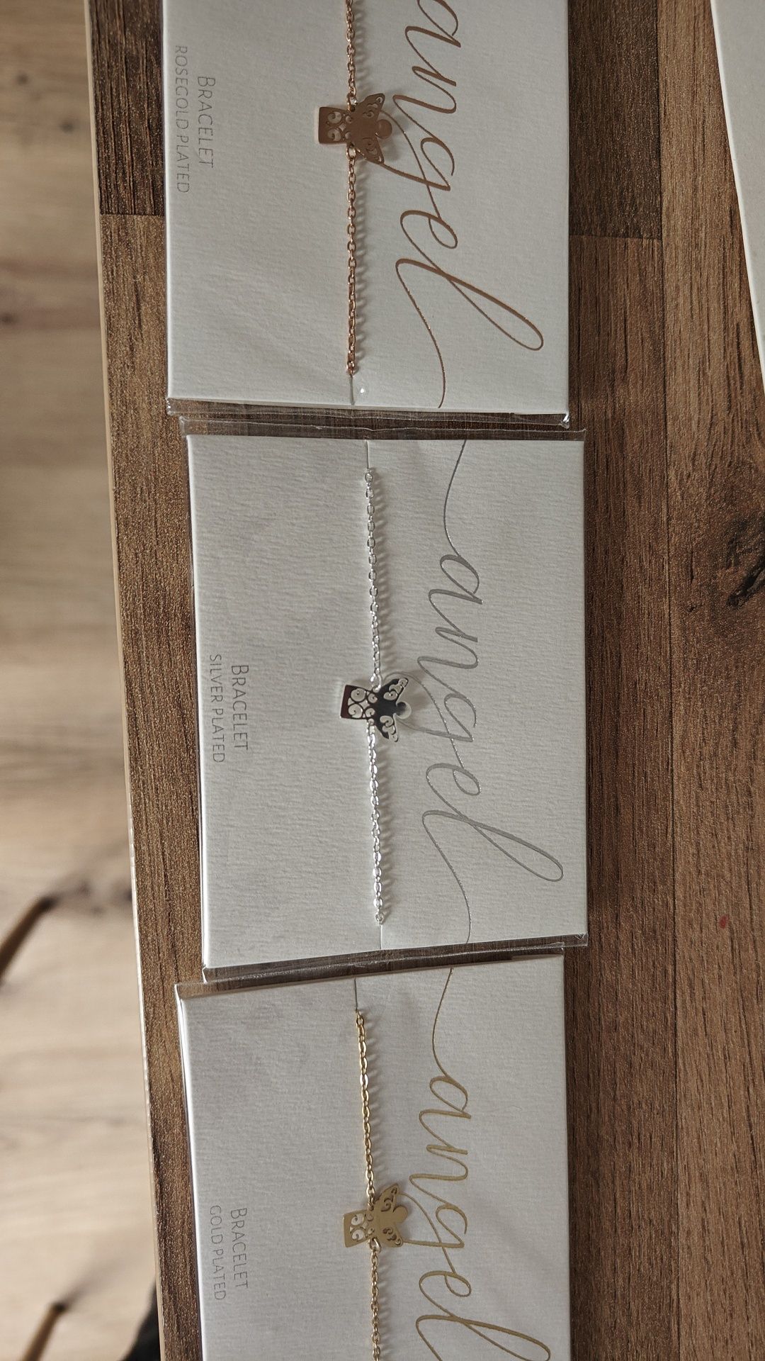 Pulseiras e colares