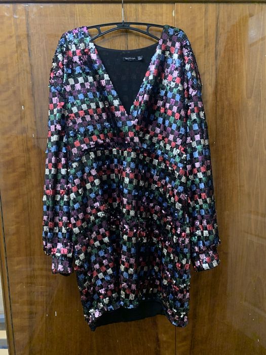 Святкова, блискуча сукня в паєтках