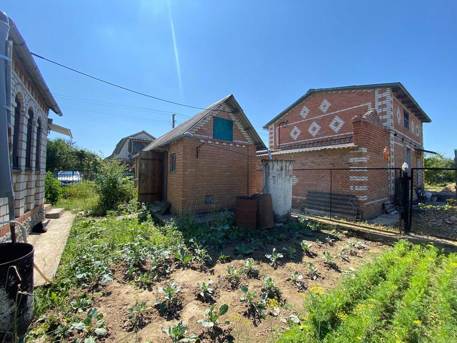 Продається дачний будинок з гаражем у мальовничому місці!