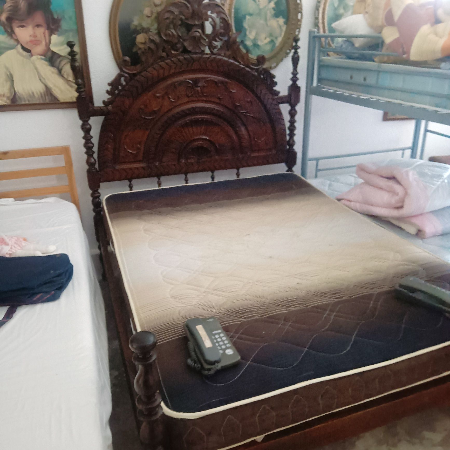 Cama de casal estilo antigo