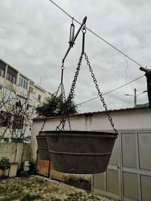 Balança vintage, suspensa, com 2 pratos e pesos