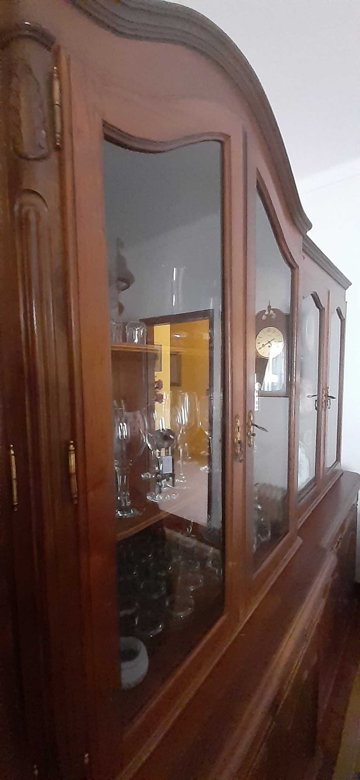 Estante com 3 vitrines de vidro
