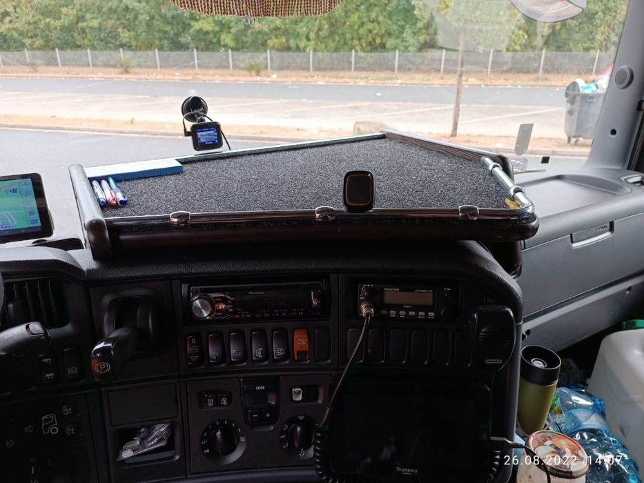 Поличка на торпеду Scania R