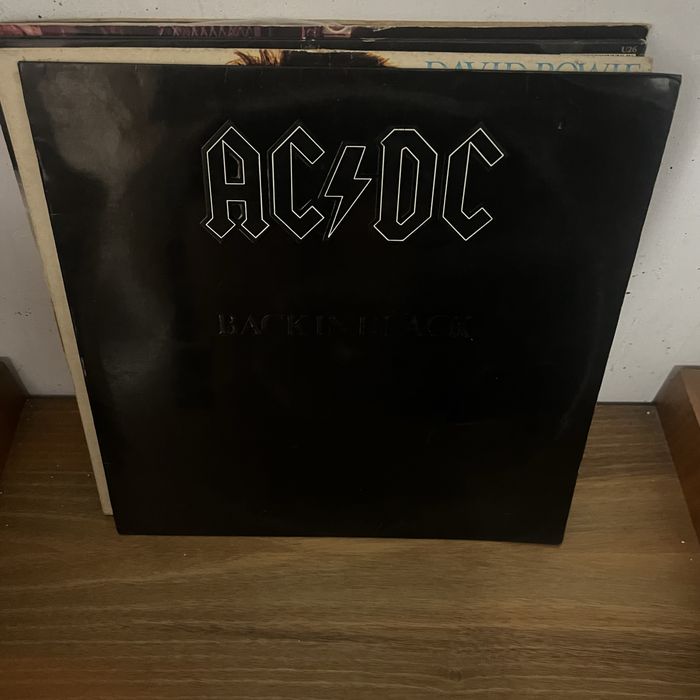 Vinis de varias bandas em cima referenciados