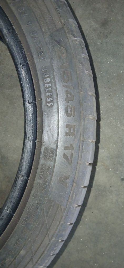 Pneus 215-45 R17 .