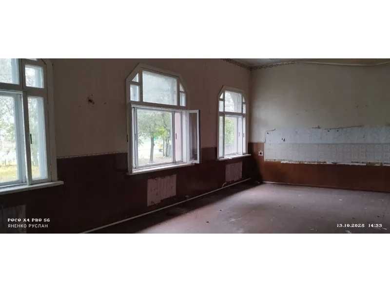 Адміністративна будівля, 977 кв. м, сел. Драбів, вул.Володимирська, 6