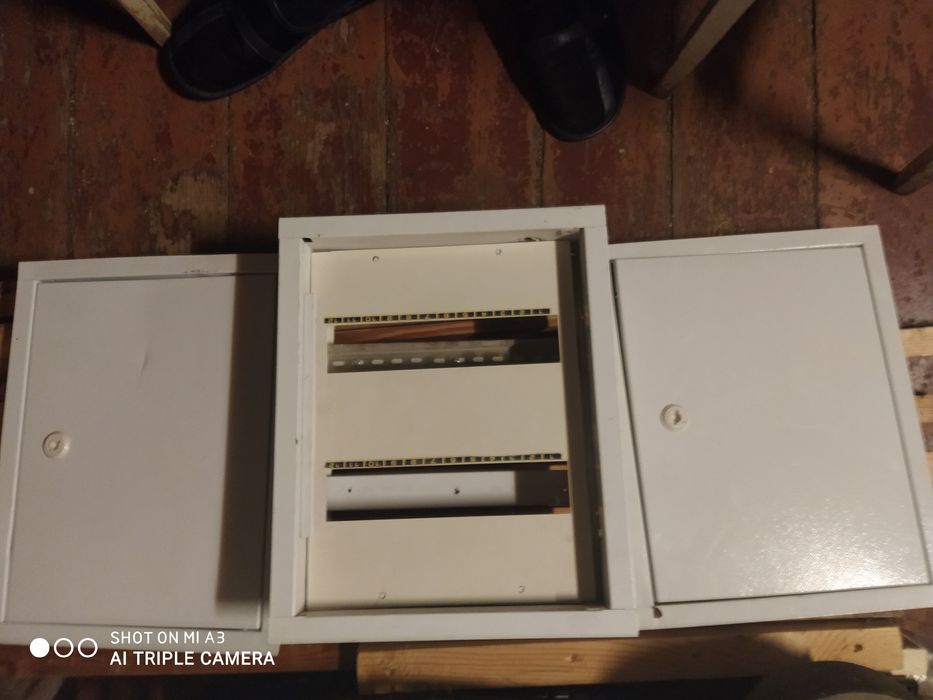 Продам щит металлический встроенный на 24 автомата.