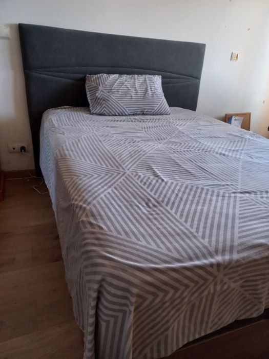 Cama casal com arrumação