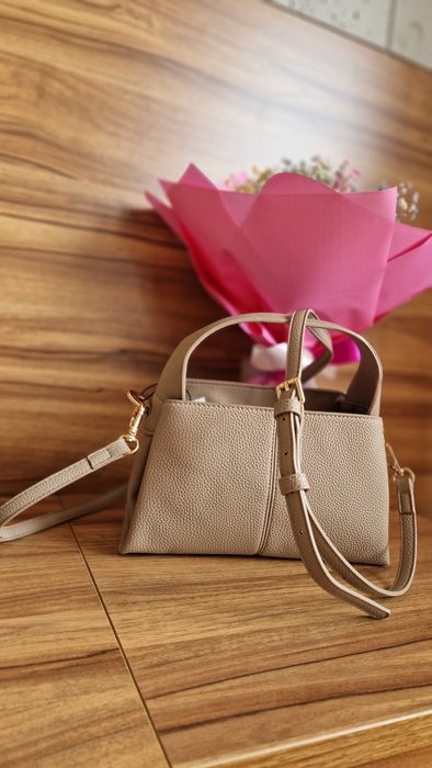 Elegancka beżowa torebka listonoszka jesień Varlesca chicaca