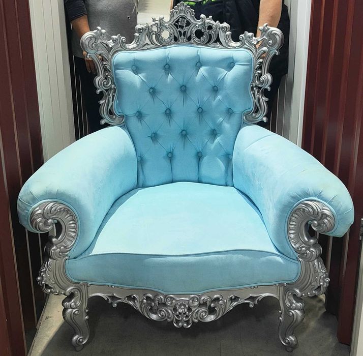 Grande cadeira de trono à venda. Veja as fotos.