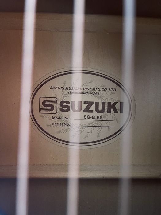 Guitarra Suzuki com capa de proteção