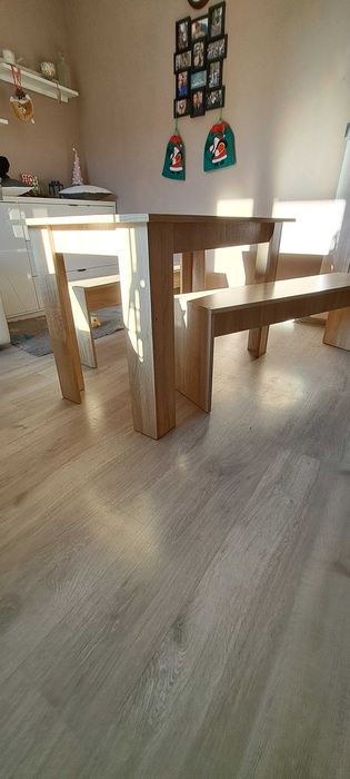 Stół salon/kuchnia + 2 ławki.