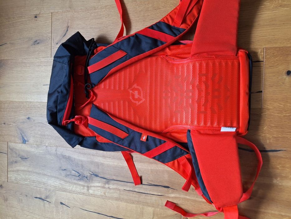 Plecak trekkingowy/górskie wyprawy Nowy Quechua Forclaz 30 Air Czarny