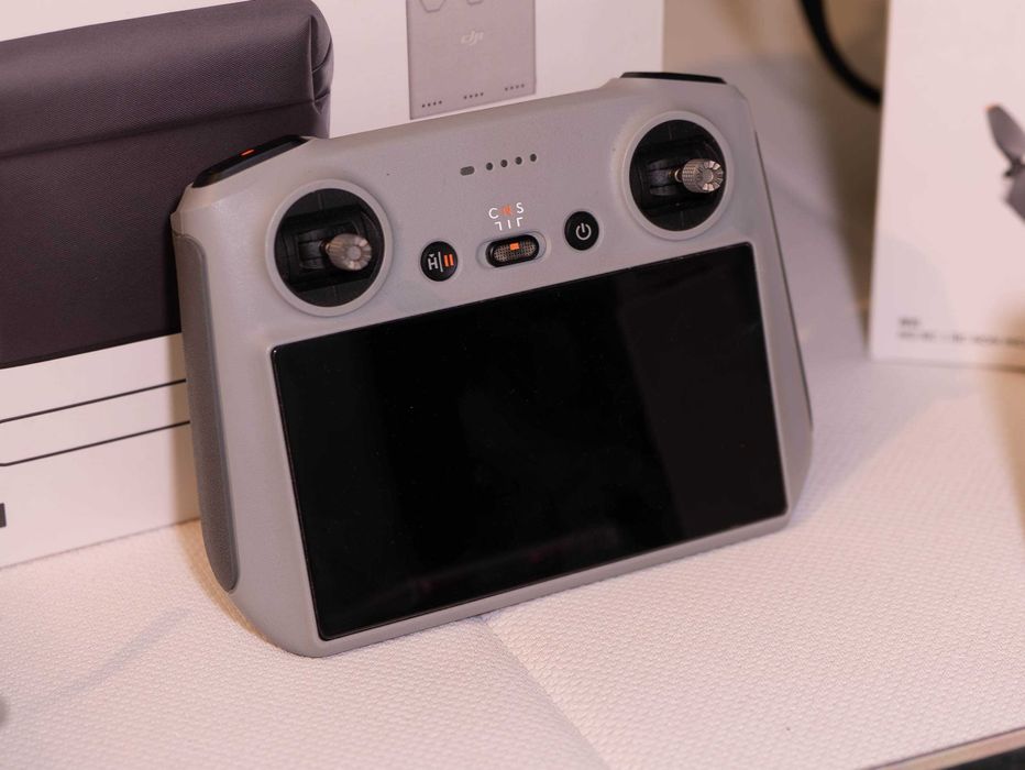 Dron DJI Mini 3 pro FLY MORE COMBO z aparaturą RC.