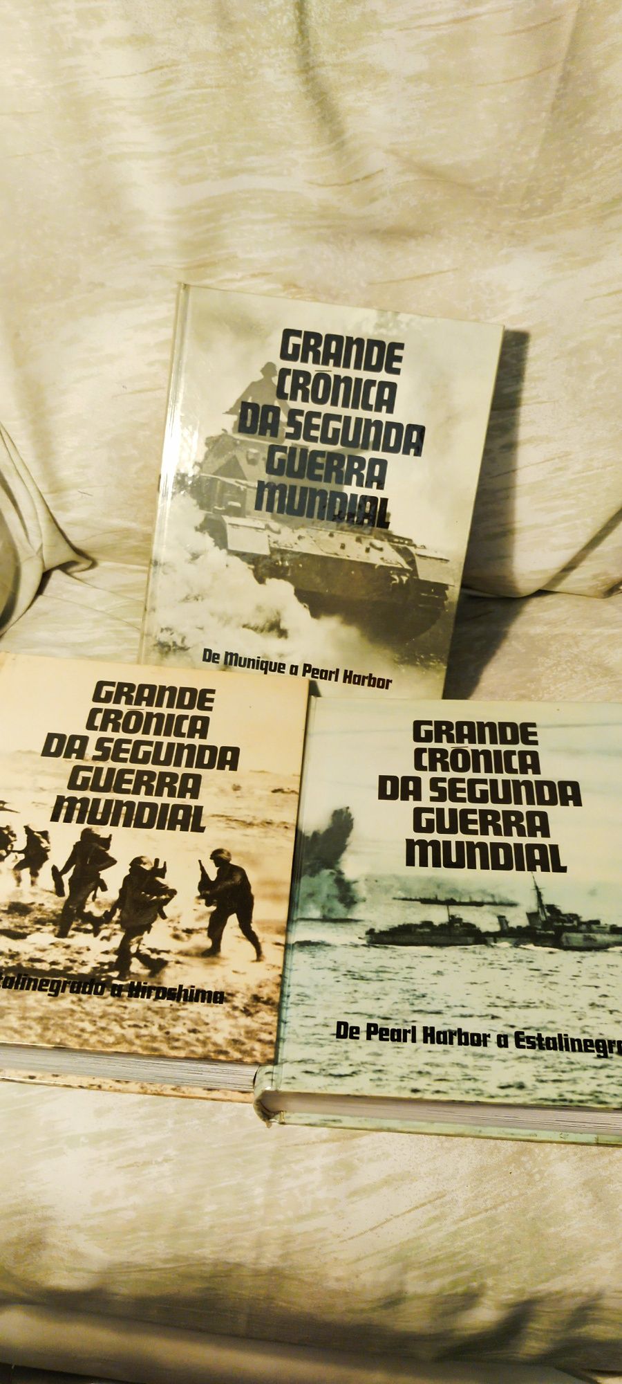 Livros de coleção de Eça de Queiroz e da segunda guerra Mundial