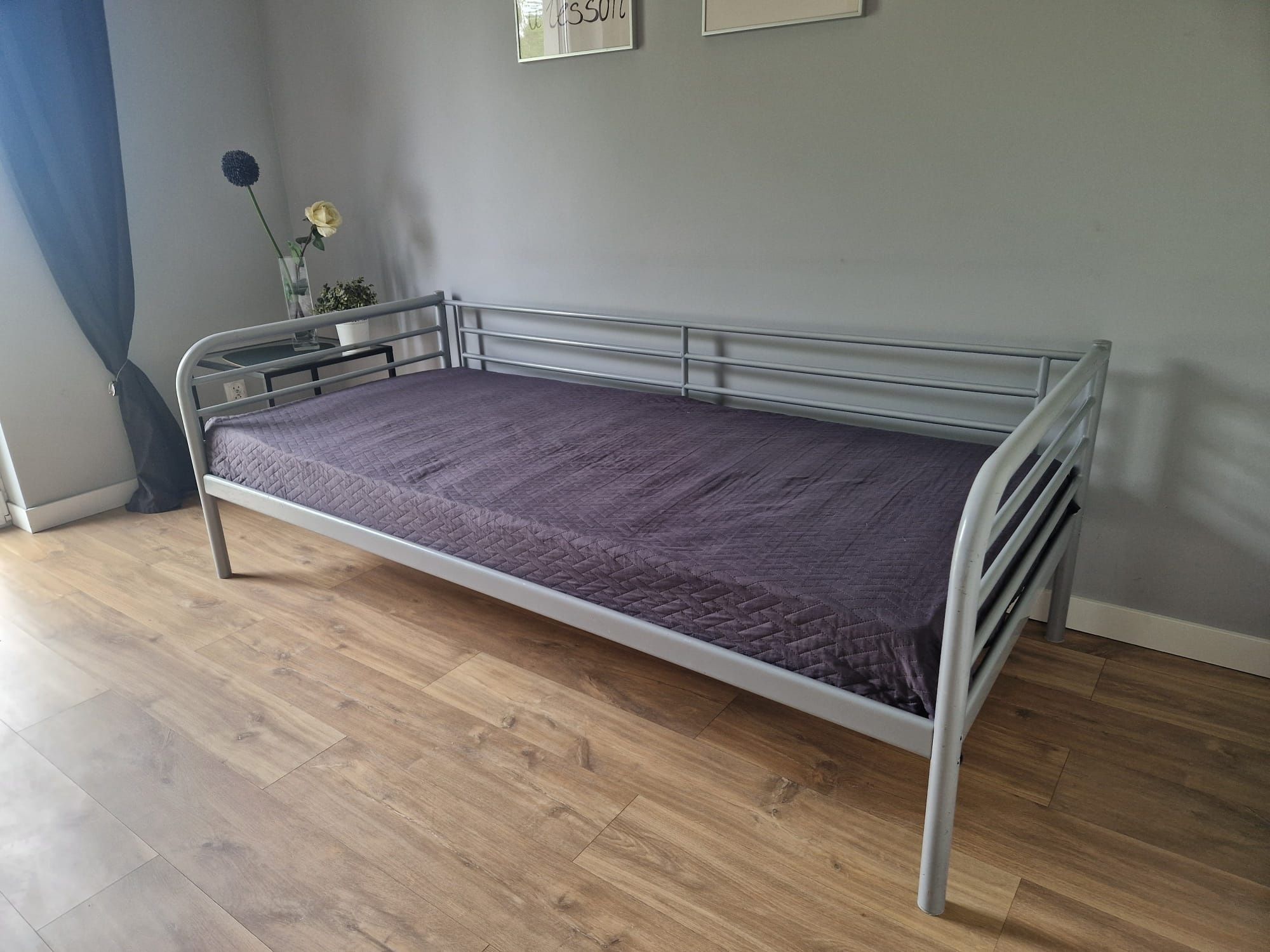 Metalowe łóżko Ikea