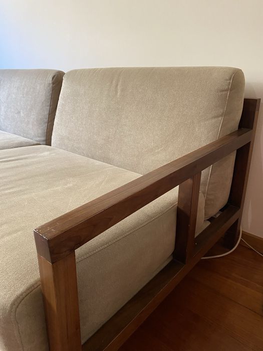 Sofa de madeira em bom estado