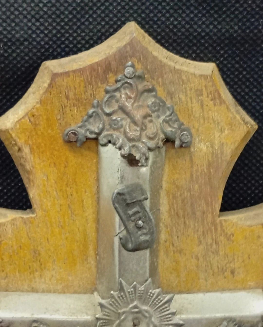 Crucifixo antigo de água benta em madeira e metal