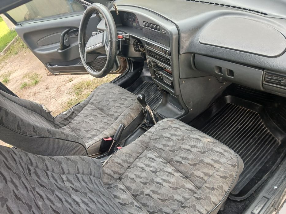 Колір кузова – сірий металік, але з потертостями та плямами на фарбі